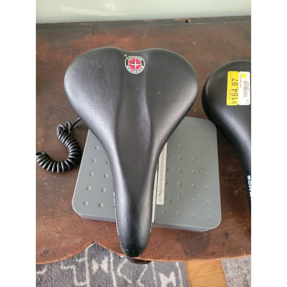 SCHWINN BIKE SEAT BLACK NEW OLD STOCK